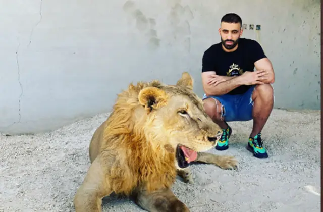 Abderrazak Hamdallah pause à coté d'un lion
