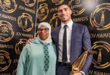 Joy Awards 2023 : Achraf Hakimi sacré meilleur sportif arabe Achraf Hakimi et sa maman