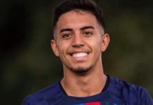 Un cador de Seria A lorgne sur Ilias Akhomach Ilias Akhomach