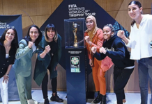Le trophée de la coupe du monde féminine de passage au Maroc