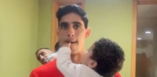 Les Lions de l’Atlas visitent un orphelinat de Tanger : Séquence tendresse (vidéo) Bounou