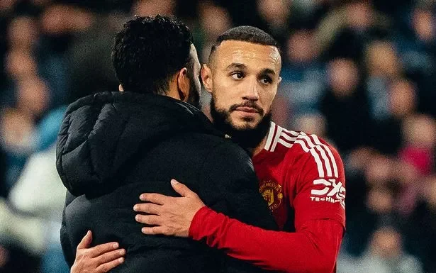 Noussair Mazraoui frustré après le partage contre les Hammers Noussair Mazraoui